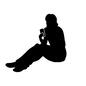座ってスマホを見る女性 座ってスマホを見る女性 人物,女性,女,女の人,女の子,女子,座る,横向き,操作,画面のシルエット素材