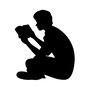 読書 読書 アウトドア,キャンプ,読書,本を読む,人物,男性,座る,あぐら,くつろぐ,本のシルエット素材