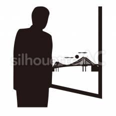 窓の外を見る男性 男性,景色,初日の出のシルエット素材