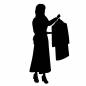服を持つスタイリスト 服を持つスタイリスト 女性,スタイリスト,店員,ファッション,服,持つ,ハンガー,職業,仕事,働くのシルエット素材