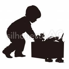 おもちゃをおもちゃ箱にしまう（男の子） おもちゃ,箱,収納のシルエット素材