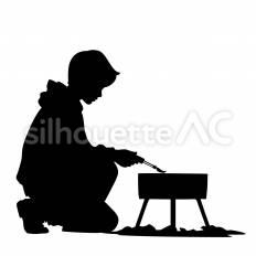 焚き火台に火をつける 焚き火,焚き火台,火のシルエット素材