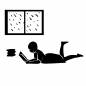 雨の日に寝転び読者する女性 雨の日に寝転び読者する女性 女性,読書,本,読む,雨,リラックス,屋内,自宅,窓,寝転ぶのシルエット素材