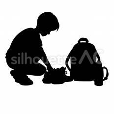 キャンプの準備をする男の子 男の子,キャンプ,荷物のシルエット素材