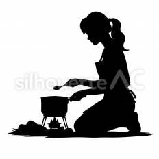 キャンプで調理中の鍋の様子を見る 鍋,見る,しゃがむのシルエット素材